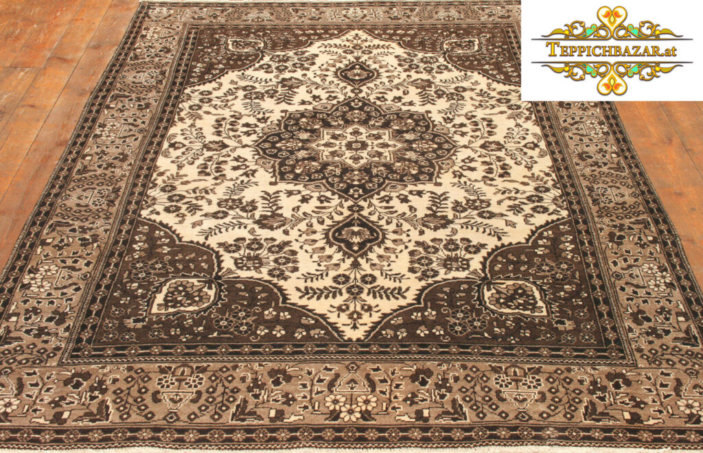 (#H1239) APPROX. 305X203CM HANDKNOT TABRIZ PERSIAN RUG PERSIAN RUG,TABRIZ,WOOL,ORIENTAL RUG,CARPET BAZAR,CARP,RUGS,PATTERNS,ZIEGLER,ORIENTAL RAPES TYPE: PERSIAN RUG WITH SIGNATURE ORIGIN: TABRIZ FLOOR: 100% WOOL WITH NO ADDITIVE WARP: 100% COTTON SIZE: 305X203CM KNOT COUNT: APPROX. 100.000 KNOTS PER M² CONDITION: VERY GOOD, IN TOP CONDITION PERSIAN CARPET ORIENTAL CARPET