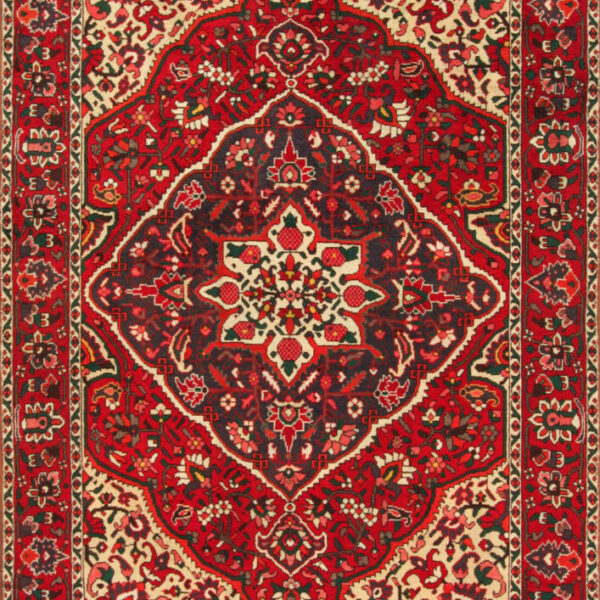 Perserteppiche Bakhtiari (Bachtiar Teppich) Bakhtiar-Teppiche werden aus starker und strapazierfähiger Wolle hergestellt.  Benannt nach den Bakhtiari-Nomaden, die im Sagros-Gebirge nahe der Stadt Isfahan lebten, ist dieser Teppich der stärkste aller Perserteppiche.  Sie sind mit dicker Wolle gebunden, um den Verschleiß zu reduzieren.  Sie ist zwar nicht so fein und weich wie die Korkwolle anderer Perserteppiche, hat aber den entscheidenden Vorteil, der täglichen Beanspruchung standzuhalten.  Bakhtia-Teppiche werden oft mit Mustern hergestellt, die an Gärten erinnern.  Das sogenannte Chesty-Muster zeichnet sich durch Designs mit Motiven von Pflanzen und Tieren aus der Natur aus.  Inspiriert von einem typisch persischen Garten.  Manchmal werden Bakhtiari-Teppiche mit Mustern gefunden, die an die aus dem nahe gelegenen Teppichherstellungsgebiet Isfahan erinnern.  Struktur Bakhtiari-Teppiche basieren auf einer Baumwollbasis (Kette) mit einem Schuss aus Wolle, die normalerweise aus den Herden des produzierenden Stammes stammt.  So entstehen einzigartige Teppiche, die sich nach den Eigenschaften der Wolle der einzelnen Stämme unterscheiden.  Die Wolle kann von matt bis extrem glänzend reichen, und der resultierende Flor wird von mittel bis hoch geschnitten.  Die besten Teppiche mit der höchsten Knotendichte werden oft Bibiaffs genannt.[6] [a] Die Preise variieren stark und Teppiche mit der höchsten Knotendichte sind normalerweise die teuersten, aber der Preis wird auch von Dingen wie Muster und verwendeten Farbstoffen beeinflusst.  Die Stücke von Chapel Shotur und Saman werden leicht unter Bibiaffs Produktionen bewertet, aber immer noch als gut bis ausgezeichnet bewertet.  Schwer gewebt und von minderer Qualität sind Hori-Teppiche im Allgemeinen weitgehend erschwinglich.  Die Größen reichen von schmalen Eingangsmatten bis hin zu großen Raumdesigns mit einer Dicke von bis zu 4 m x 5 m.  Größere Matten sind in der Regel sehr selten und schwer zu finden.  Ebenso können ältere Teppiche, die oft von Sammlern begehrt sind, extrem teuer sein.  Modelle Die Muster sind meist von Blumen oder dem Garten inspiriert.  Khesti, ein etabliertes Gartenmuster, ist vielleicht das bekannteste Teppichdesign.  Die Matte ist in einzelne Quadrate unterteilt, in denen Tiere und Pflanzen als Symbole fungieren.  Ein weiteres einflussreiches Design zeigt ein Feld, das mit Gittermustern und floralen Ornamenten verziert ist.  Farben Die Verwendung von Farben variiert je nach Stil bestimmter Stämme.  Sie umfassen typischerweise Schattierungen von Weiß, Rot, Braun, Grün und Gelb.  Das Blau scheint nicht da zu sein.  Natürliche Farbstoffe erzeugen Farbvariationen, die besonders bei älteren Bibibaffs auffallen.  ما هي السجادة الفارسية الحقيقية؟  Ein effektiver Test, um die Echtheit eines Perserteppichs festzustellen, besteht darin, mit dem Finger auf das Vlies zu drücken.  Wenn Sie die Wollrovings bewegen, können Sie die einzelnen Fäden und Knoten eines echten Teppichs sehen.  Das bedeutet, dass der Teppich in diesem Fall echt ist.  ما أنواع السجاد الفارسي الموجودة؟  Arten von Perserteppichen werden im Allgemeinen in drei Kategorien eingeteilt: urban, village und tribal.  Sie sind alle nach der Stadt oder dem Dorf benannt, in dem sie hergestellt wurden, oder nach dem Stamm, der sie hergestellt hat.  Stadtteppiche sind von höchster Qualität.  Wie lange hält die Lebensdauer eines Perserteppichs?  Keywan Ilanlou: Perserteppiche sind in Europa meist Familienerbstücke und im Durchschnitt 50 bis 60 Jahre alt.  كيف يصنع السجاد الفارسي؟  Wertvolle Perserteppiche werden aus natürlichen Materialien hergestellt.  Dies kann je nach Produktionsregion variieren.  Hauptsächlich werden Baumwolle, Wolle und Seide verwendet.  Nomaden verwenden zum Beispiel hauptsächlich Wolle von Schafen, die sie selbst aufziehen. 