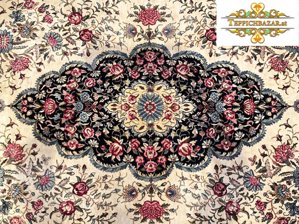 W1(#288) 大约。 530X345CM ÄBRIZ 地毯结密度：大约。 330000-350000 节/平方米 图案：花卉徽章 产地：波斯大不里士 状况：全新 材料：花卉 100% 羊毛 - 链条 100% 棉 波斯地毯 东方地毯