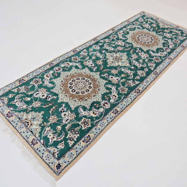 #F92035 Fantasticky krásny orientálny koberec 209x78 perzský koberec Nain 9la New Fine s hodvábom