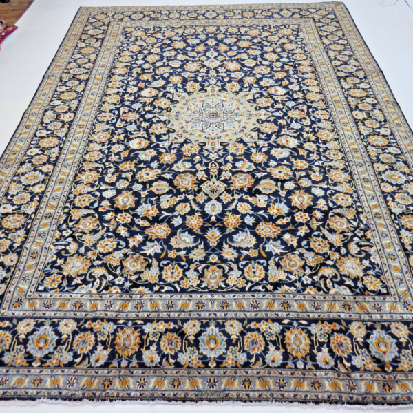 H1 Išskirtinis rytietiškas kilimas 403x290, Kashan persiškas kilimas su puikiu parašu, svajonė