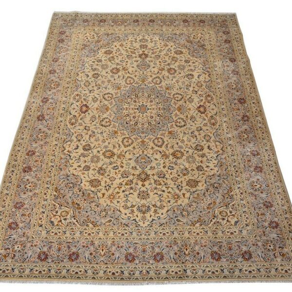 H1 Håndknyttet persisk orientalsk tæppe "Kashan" i fin beige, så god som ny, mål 350 x 245 cm