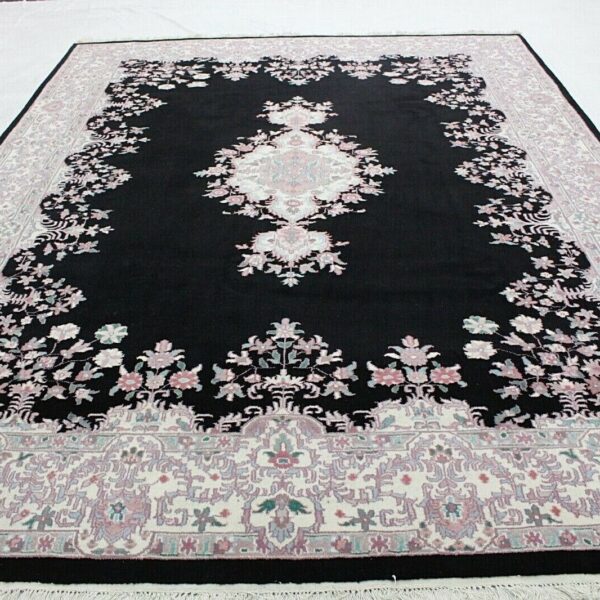 H1 Reformulation of the product title: "Hand-knotted oriental carpet in super black with a high pile, decorative, 370x270 cm