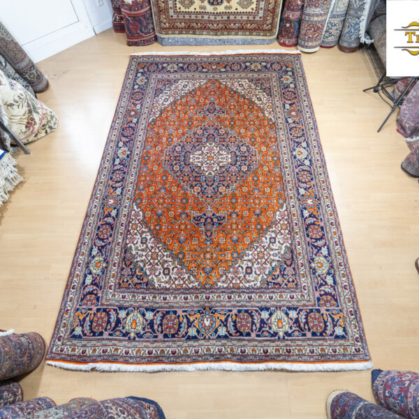 W1 (nr. 127) kaip NAUJAS, maždaug 308x196 cm, rankomis surištas kilnus persiškas kilimas su Täbriz Azar-Shahr (Mahi žuvies raštas)