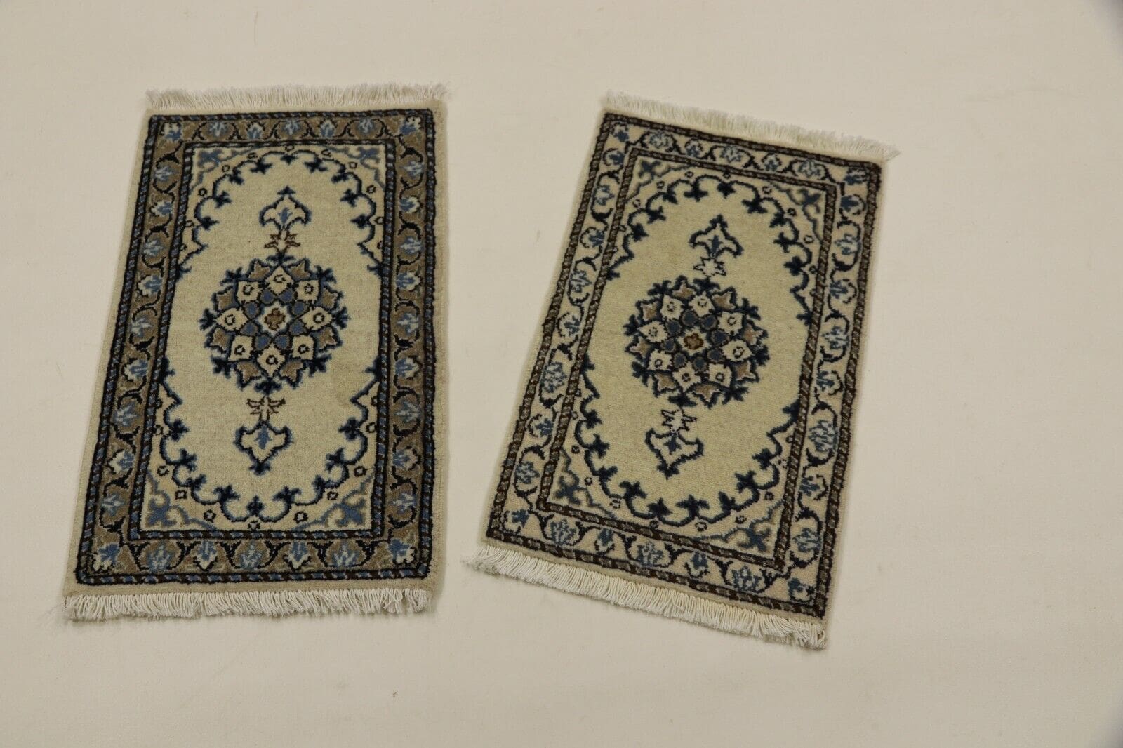 2 x Handgeknüpfter Orientteppich Nain - Größe 60 x 40 cm - 300.000 Knoten/m² - 95% Schurwolle, 5% Seide - Neu, Top Zustand - Unikat, Echtheitszertifikat - handgeknüpft,...