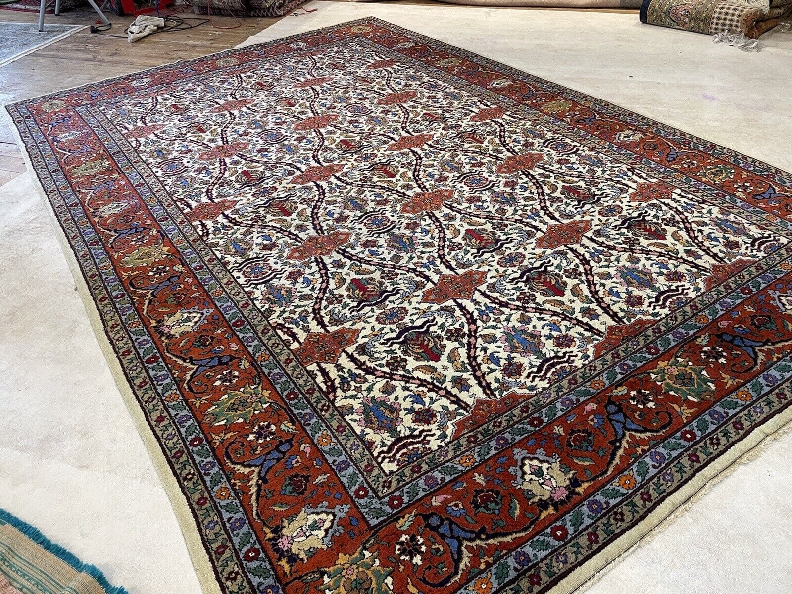 Antiker Hochwertiger Perserteppich Maschad 420x290 cm – Seltenes Design mit Geschwungenen Ornamenten und Breiter Blauer Bordüre – Handgeknüpft – Perserteppich