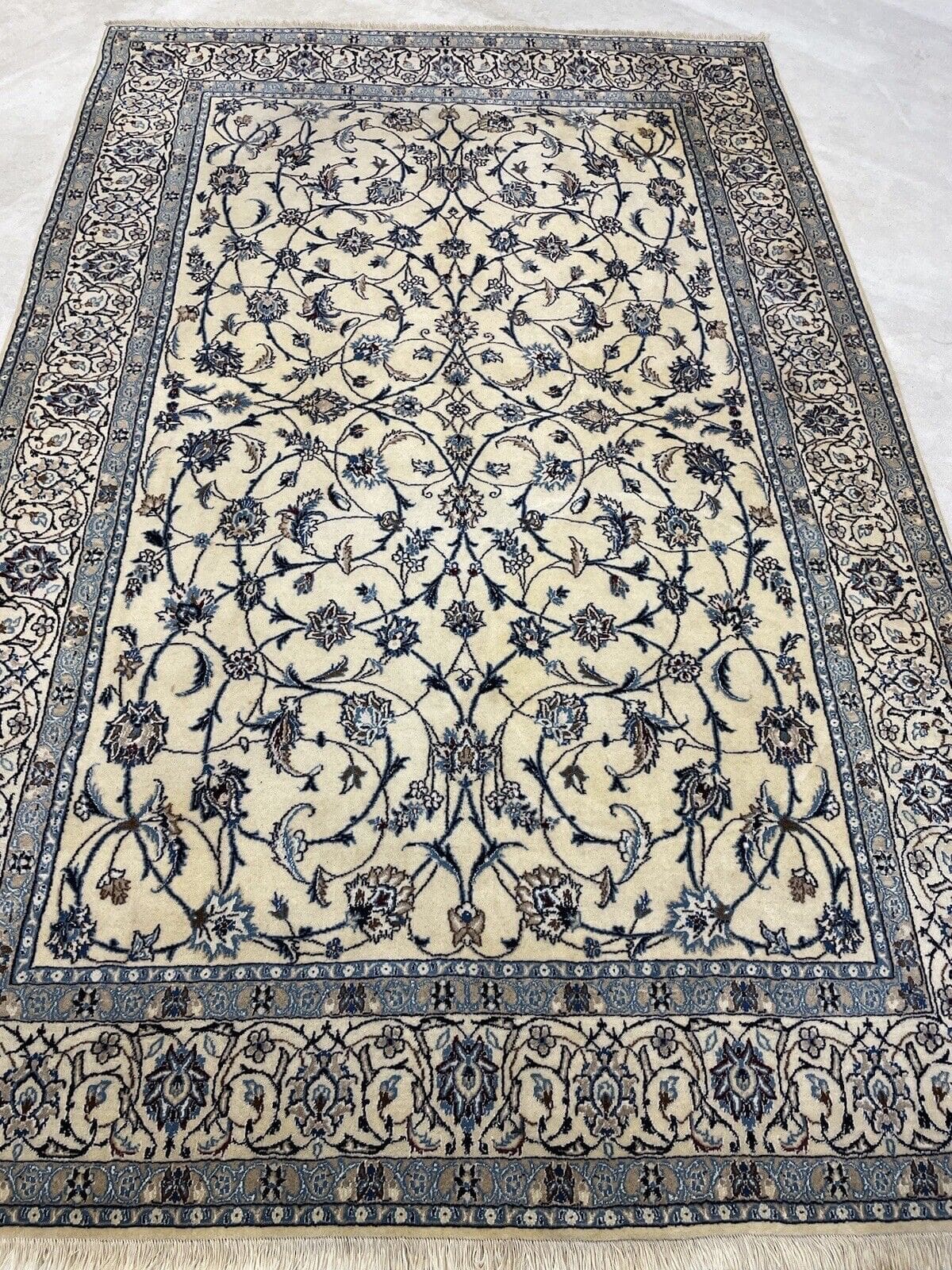 (Verkauft) Beige Handgeknüpfter Top Nain Perserteppich 250x160 cm – Florales Design mit Medallion und dekorierten Ecken, 1-3 cm Florhöhe, Top Qualität, handgeknüpft, Perserteppich