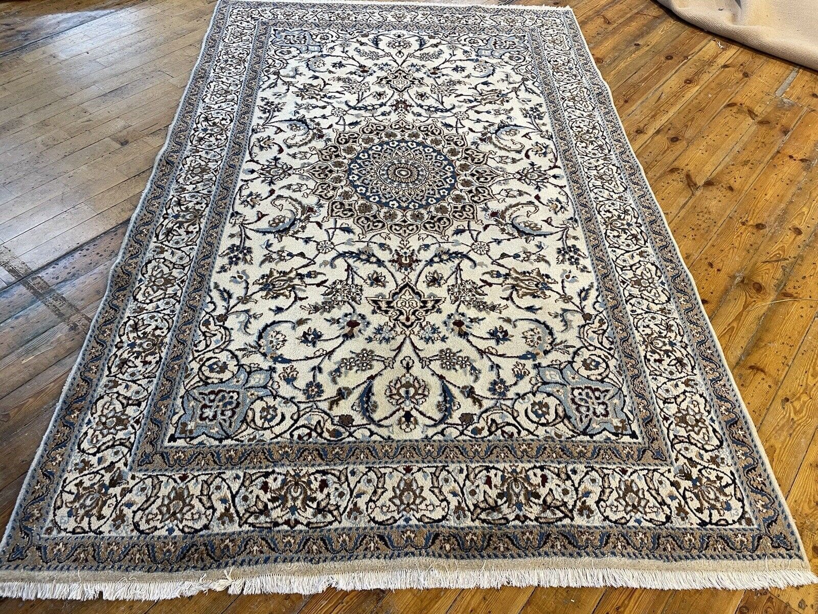 Beiger Top Nain Perserteppich 270x170 cm mit Seide - 8mm Florhöhe, Wolle und Baumwolle, perfekt für Fußbodenheizungen, handgeknüpft, Perserteppich