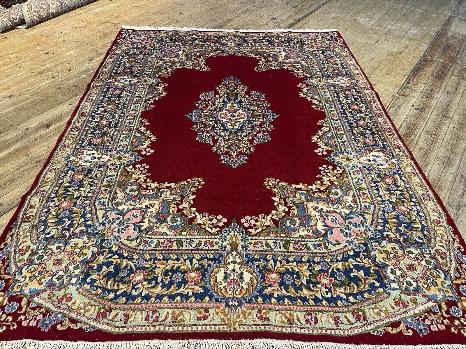 Kerman Perserteppich 300 x 205 cm – Elegantes Medaillon-Muster in leuchtendem Rot, 10 mm Florhöhe, aus reiner Schurwolle, handgeknüpft, Perserteppich