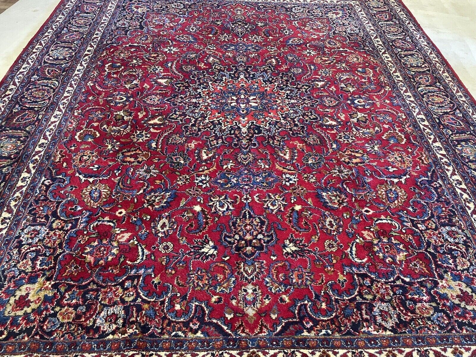 Keshan Perserteppich 420x300 cm – Klassische Eleganz mit floralen Ornamenten, breiter blauer Bordüre und schönem Medallion – Handgeknüpft, Top Qualität, 25-40 Jahre alt –...