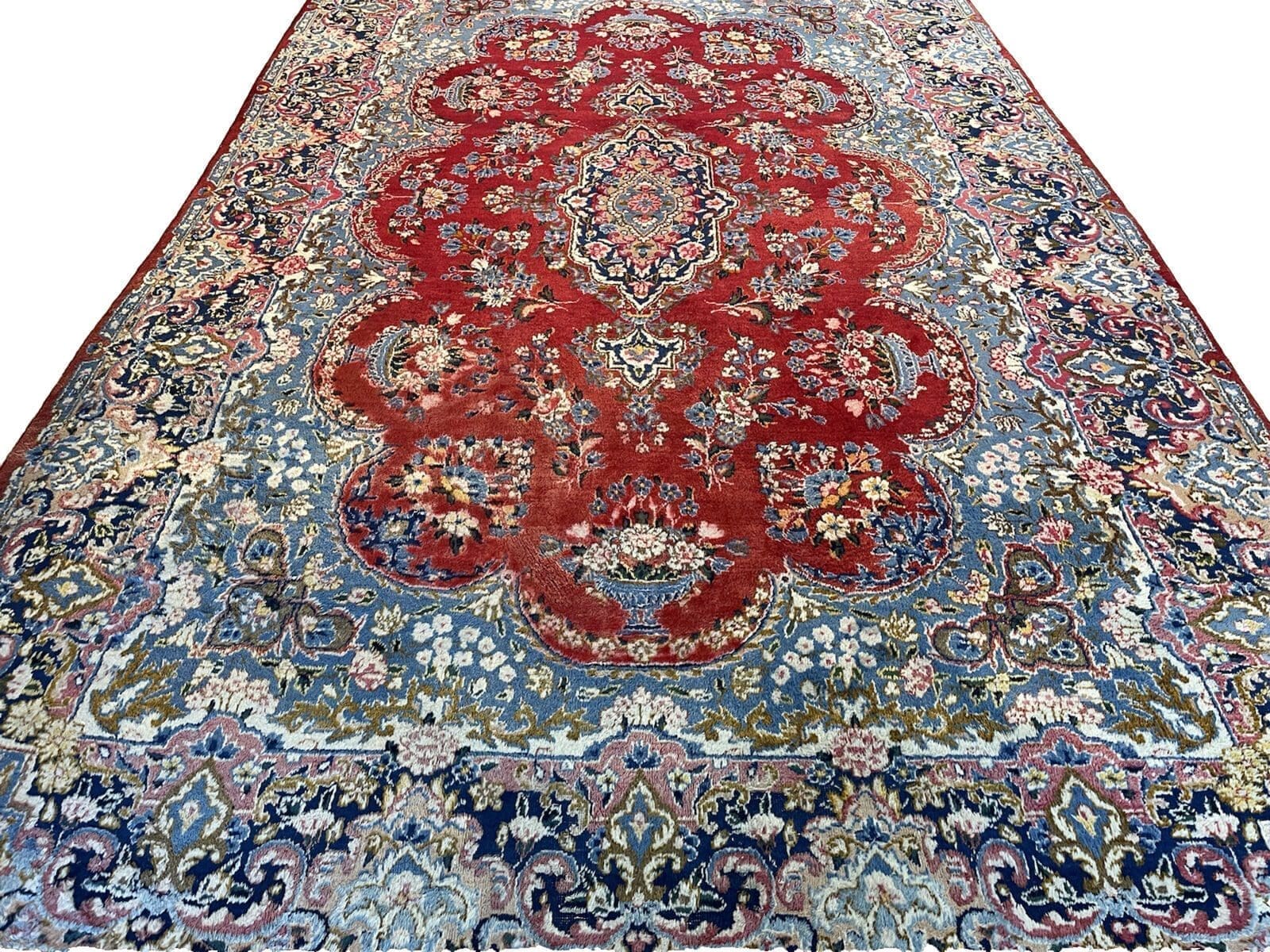 Klassischer Kerman Perserteppich 350x250 cm - Geschwungene Elemente im Spiegel Design mit rotem Untergrund und pastellgrüner Bordüre - Exzellente Qualität aus besonderer...