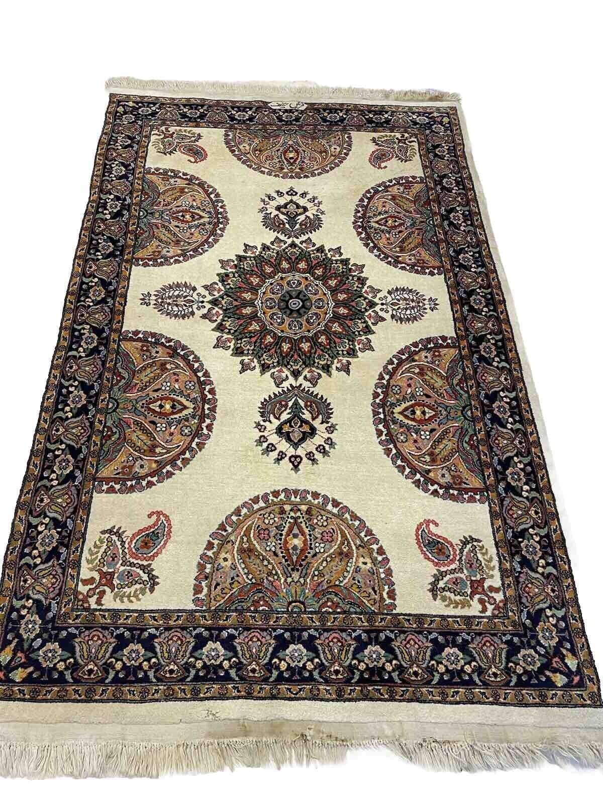 Original Kashmir Teppich 191x123 cm - Florales Design mit Medallion und dekorierten Ecken, beige Bordüre, extra fein, handgeknüpft, Perserteppich
