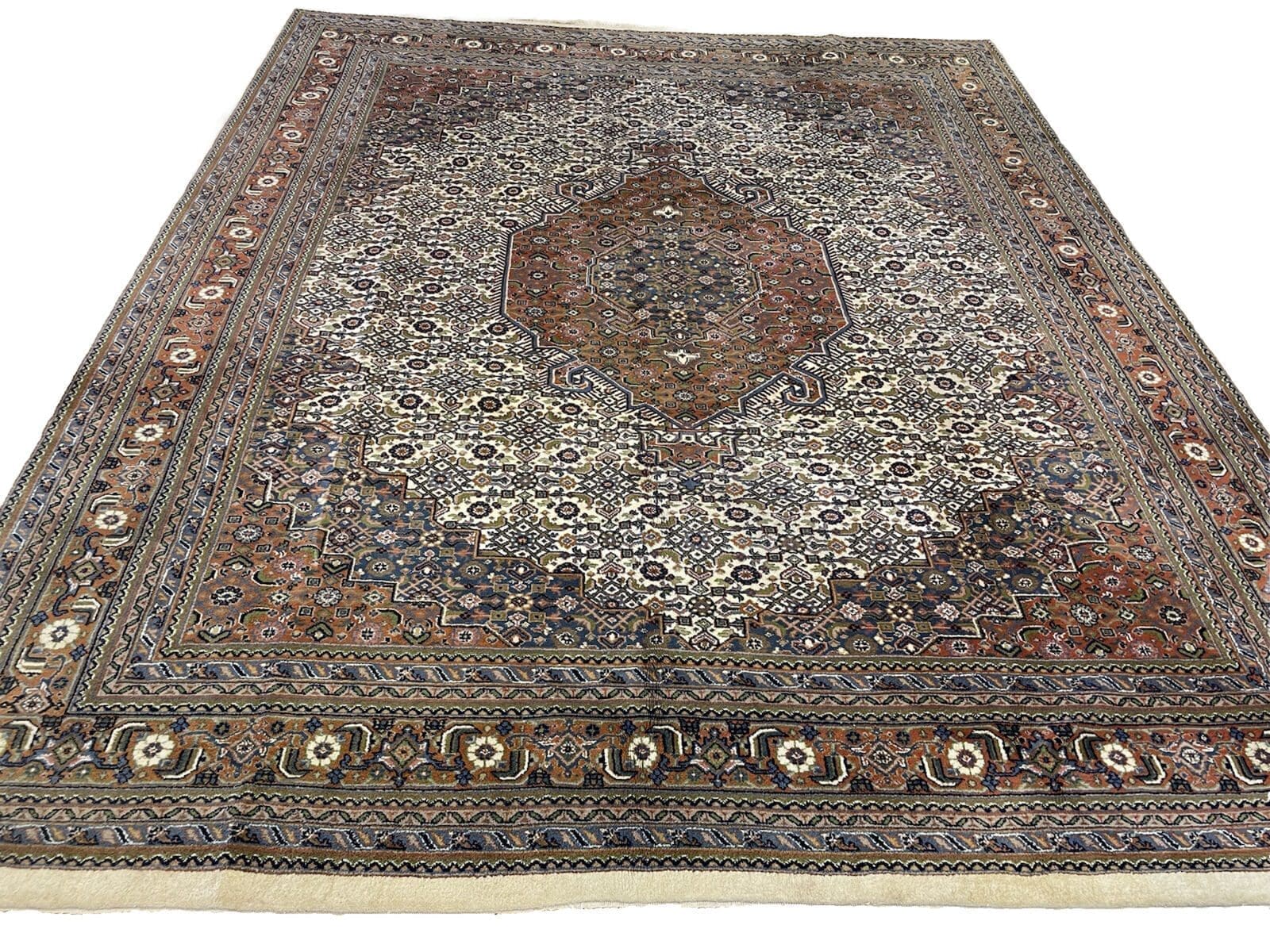 **Perserteppich 300x250 cm - 400.000 Knoten/m² - Beige mit floralen Elementen auf hell orangefarbenem Untergrund - handgeknüpft**