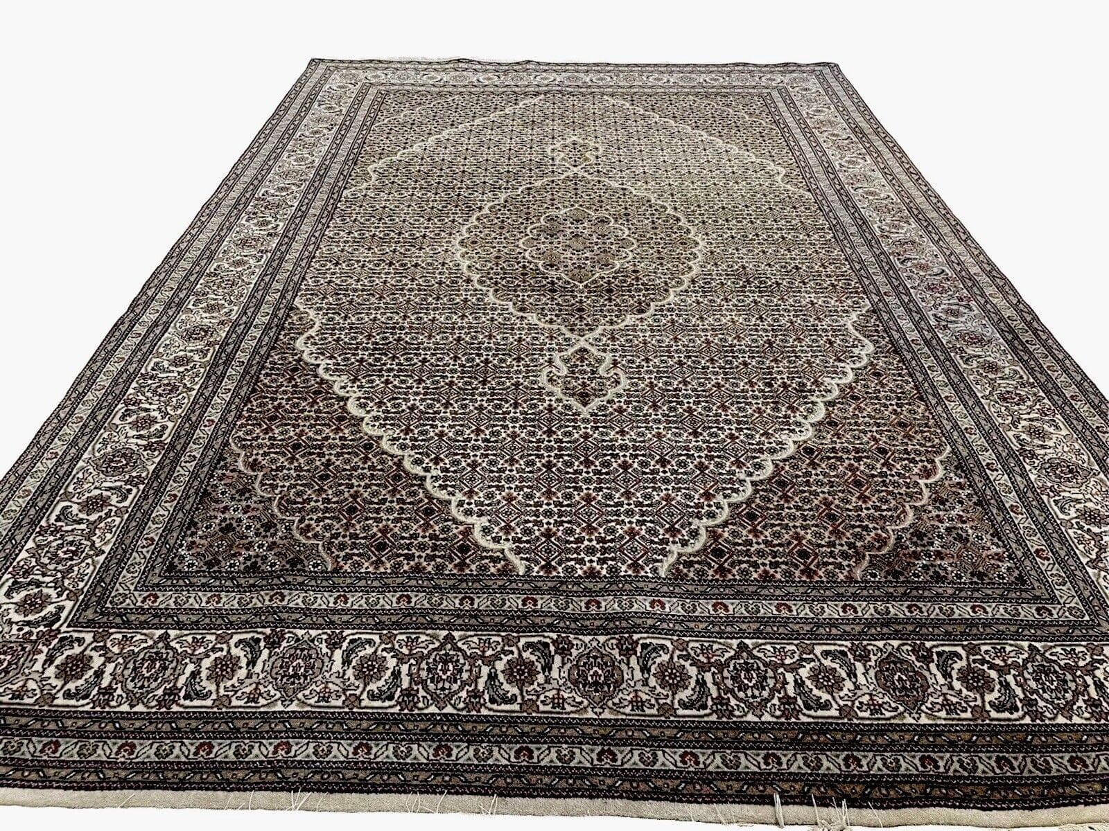 Perserteppich Moud quadratisch 250x175 cm, Hochflor ca. 1 cm, helles Feld mit roter Bordüre, sehr feiner Teppich, 100% handgeknüpft