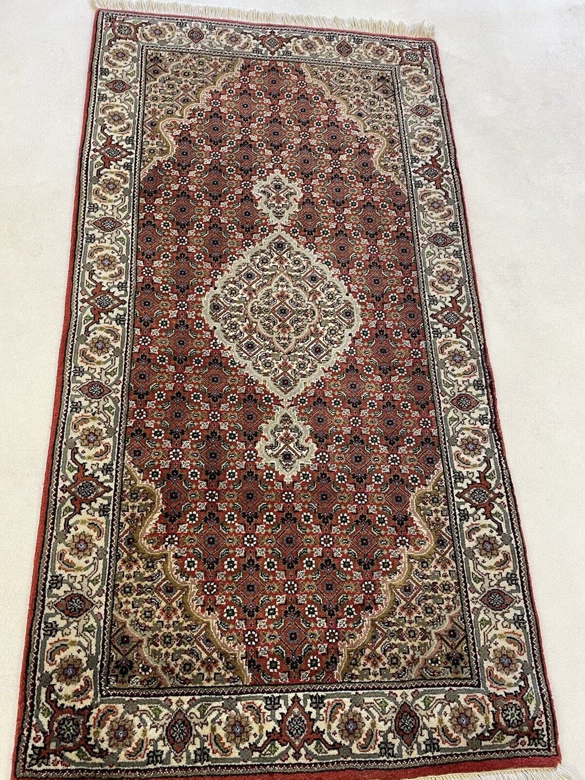 Perserteppich Tabriz Mahi 140x70 cm – Sehr Feine Knotenzahl & Handgeknüpft – Klassischer Kaschmir Seidenteppich in leicht violettem rosarot mit dunkelblauer Bordüre –...
