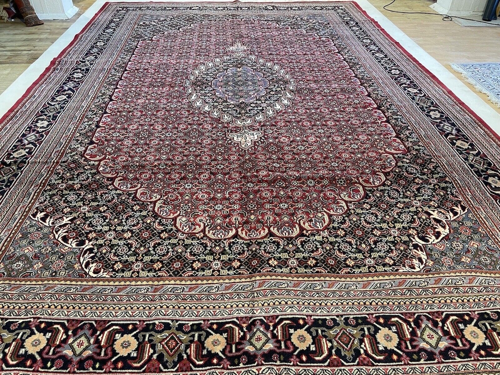 Übermaß Teppich 567x366 cm, 280.000 Knoten/m², Pastell Rot, beste Schurwolle, handgeknüpft, Perserteppich