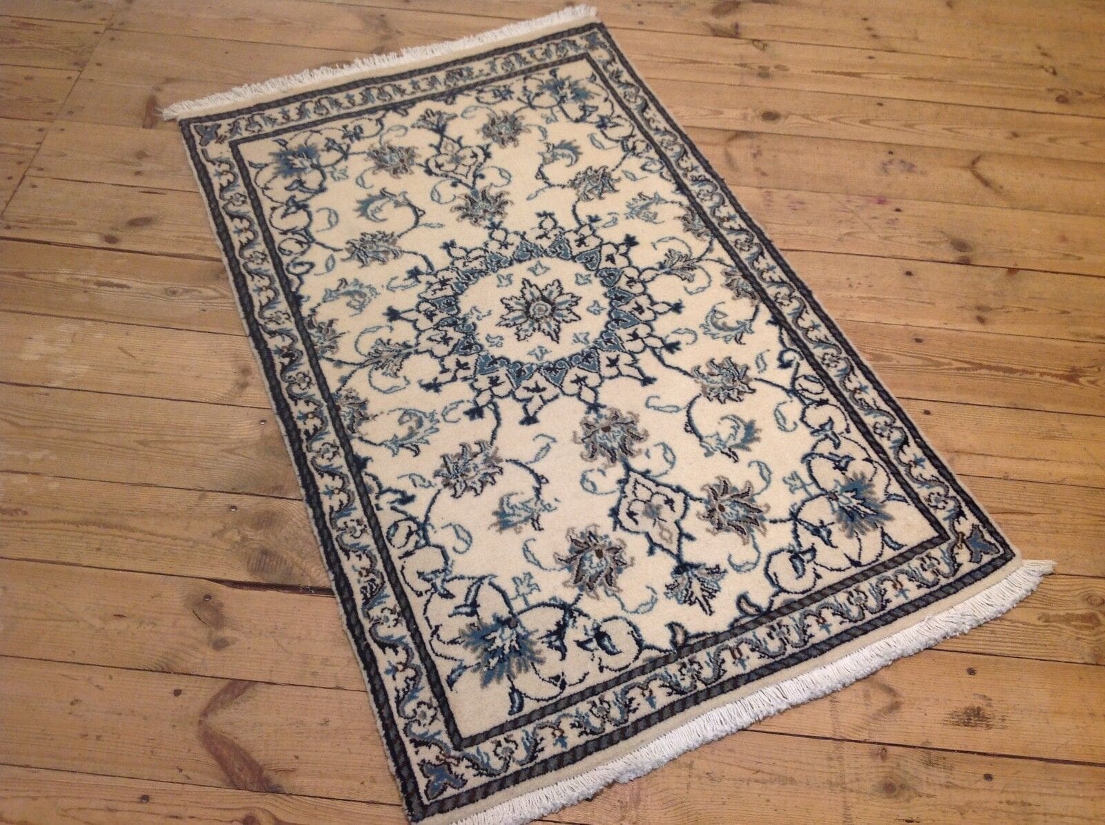 Wunderschöner Nain Perserteppich (135 x 85 cm) mit ca. 300.000 Knoten/m², 100% Schurwolle, 10% Seide, handgeknüpft, top Zustand, neu