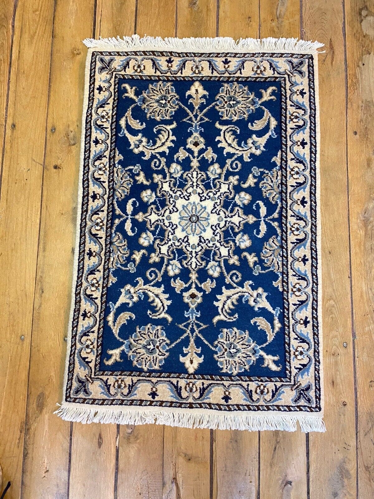 Wunderschöner Orientteppich 90 x 60 CM, ca. 300000 Knoten/m², 90 % Schurwolle und 10 % Seide, sehr gut erhalten, handgeknüpft, Perserteppich