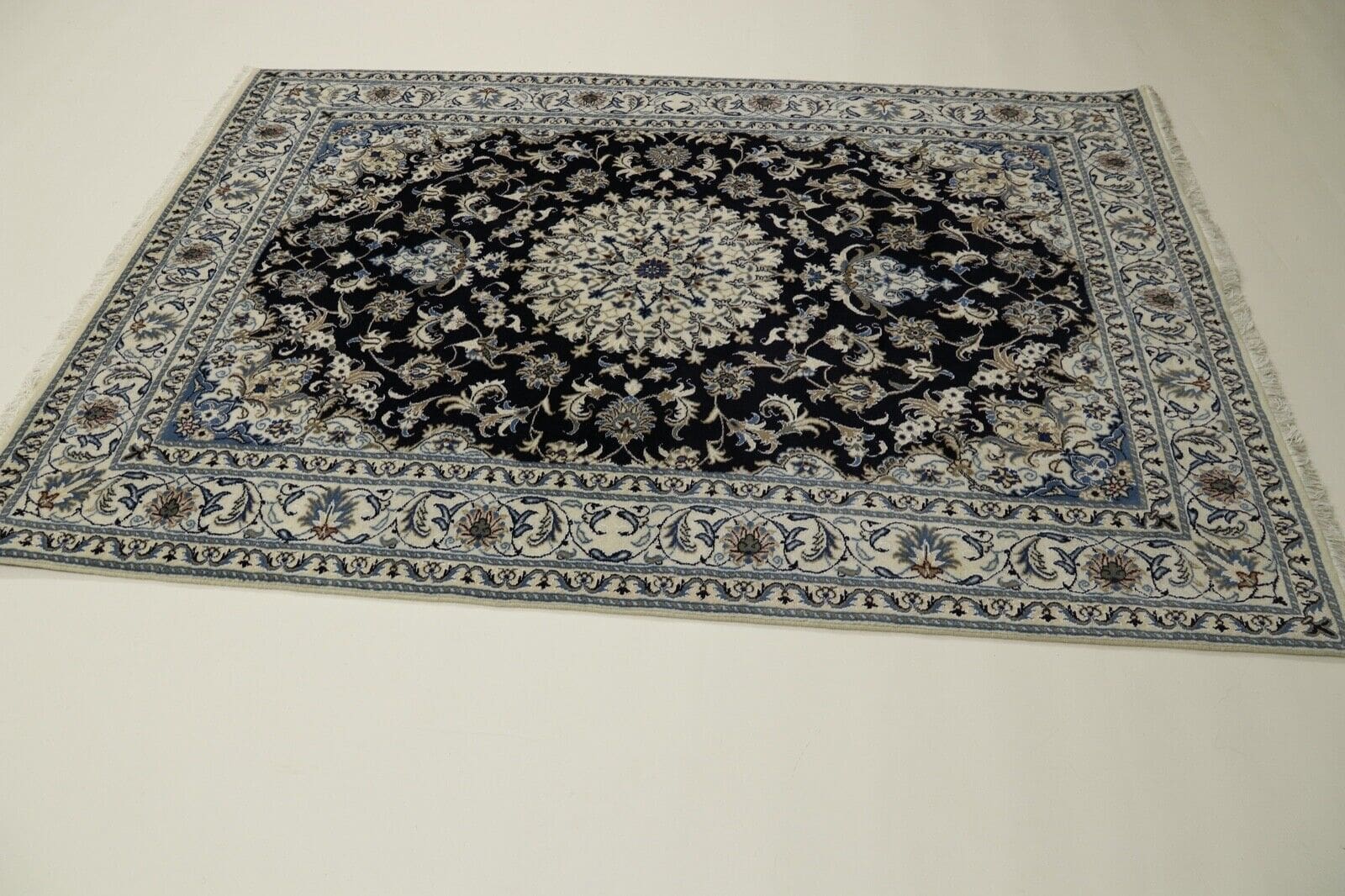 Wunderschöner Perserteppich Nain mit Seide (243 x 163 cm) – Ca. 300.000 Knoten/m² – 90% Schurwolle, 10% Seide – Neu – Handgeknüpft – Perserteppich