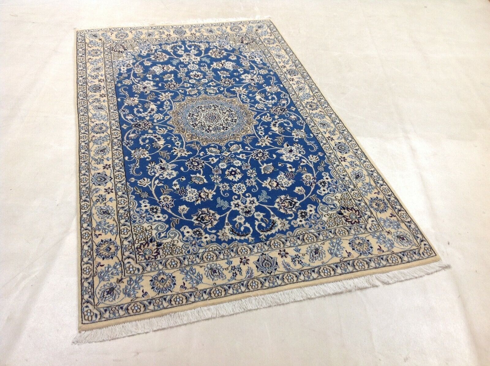 Wunderschöner Perserteppich Super Nain 9 la, 213 x 131 cm, ca. 500.000 Knoten/m², 80% Schurwolle & 20% Seide, top Zustand, handgeknüpft