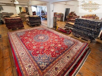 Seidenteppiche aus Kaschmir in großer Auswahl – filigrane Muster und luxuriöser Glanz direkt ab Lager.