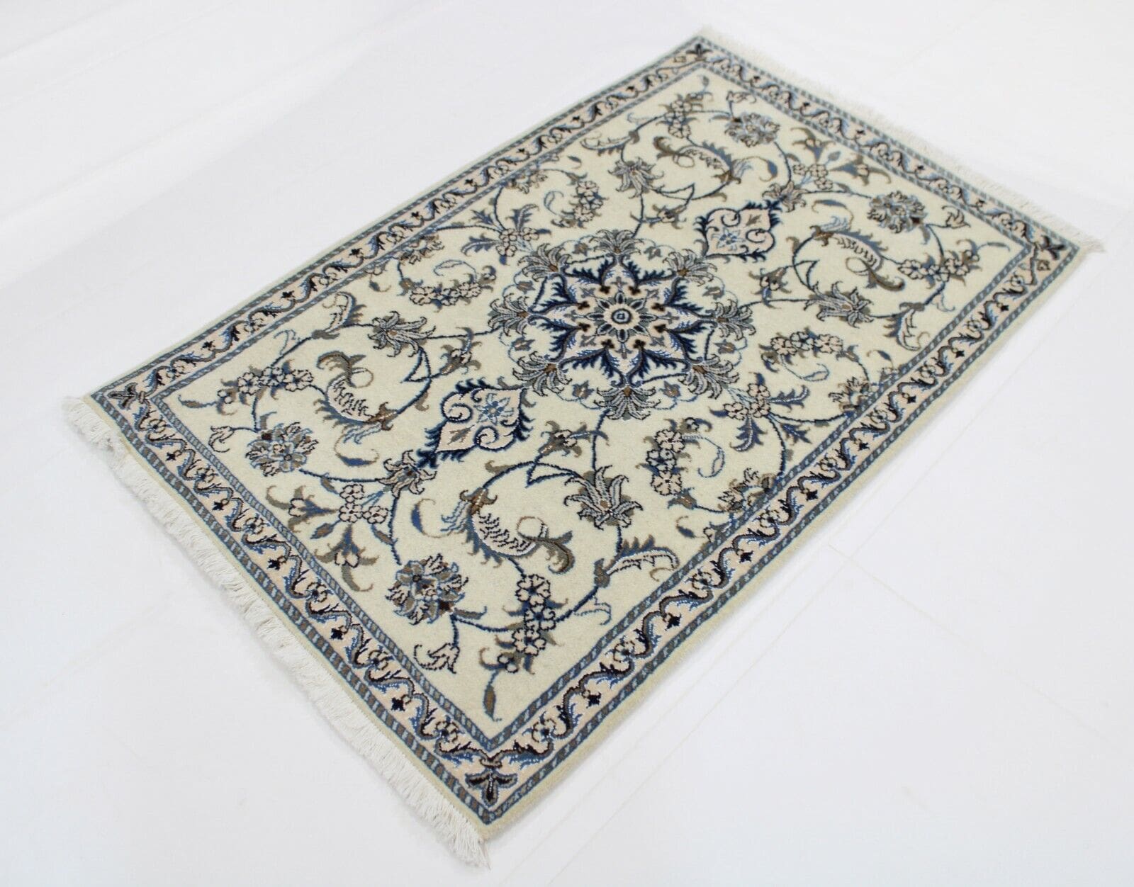 Original Perserteppich Nain 137x88 cm – Handgeknüpft im Top Zustand