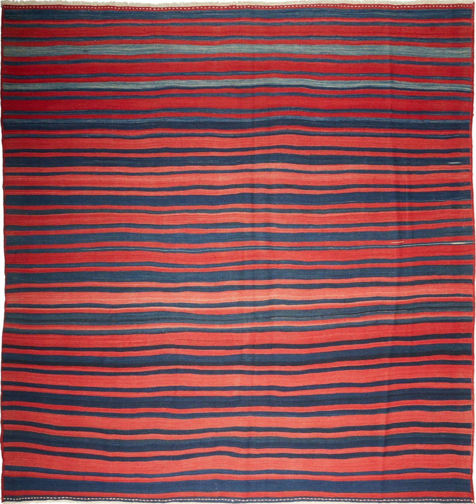 Antiker Kelim Teppich 262 x 292cm mit rustikalem Flair, handgewebt