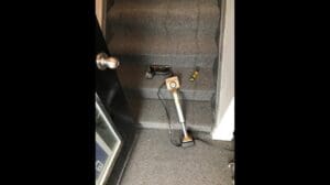 #17 TEPPICHE FÜR DIE TREPPEN AM EINGANG IM BEREICH QUEEN UND WOODBINE