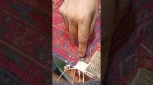 Afghan Bukhara Teppich Neuverknotung Vintage Teppichrestaurierung Handgefertigte Nadel- und Reparaturkunst