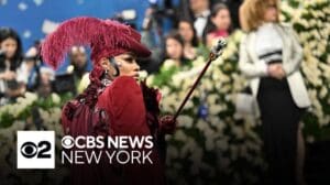 Ankunft der Stars bei der Met Gala 2025, während sie über den roten Teppich schreiten