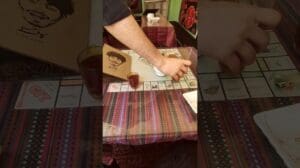 Antike Teppiche an Wänden und Boden, Erkundung eines lokalen Cafés in Iran, Stadt Tabriz