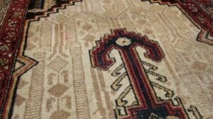 Antiker persischer Baluch-Teppich in Beige mit geometrischem Medaillon - Teppich & Kilim - 34076