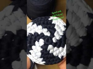DIY-Taschenboden oder Teppichboden. Spiral-Kreis-Häkelmuster