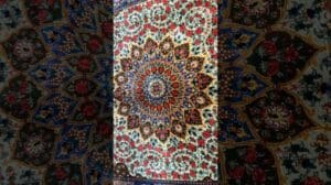 Der ganz aus Seide gefertigte Teppich von Qom; ein Meisterwerk, das die Seele der iranischen Kunst widerspiegelt..🌱❤️🌹 #Handgeknüpfter_Teppich #Seidenteppich