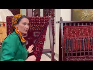 Die Künstlerinnen aus Turkmenistan und ihre Kunstwerke im Nationalen Teppichmuseum in Aschgabat.
