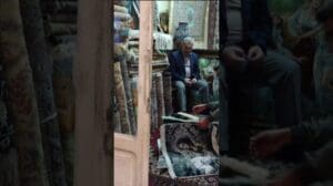 Die Teppichknüpfer aus Tabriz haben ein Teppichbild aus Seide mit dem Portrait von Atatürk angefertigt.