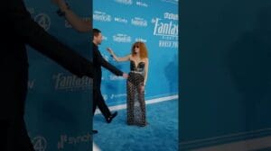 Ebon Moss-Bachrach und Natasha Lyonne auf dem blauen Teppich #DieFantastischenVier #shorts