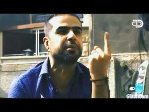 Ein Fehler im Scene mit Ghassan in der Serie Bateekh. Ein Teppich wird an die Wand gelegt.