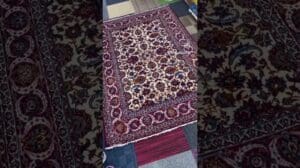 Ein persischer handgefertigter antiker Isfahan-Teppich ist ein Meisterwerk