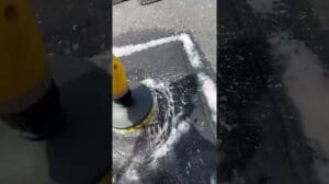 Eine Bohrbürste ist das am meisten unterschätzte Teppichreinigungswerkzeug. Zustimmen? #Autopflege #Reinigungshelfer
