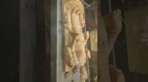 Eine aus der Erde gewonnene antike Statue wird im Patna-Museum ausgestellt.