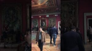 Eines der großen Zimmer im Louvre mit Teppich auf dem Boden