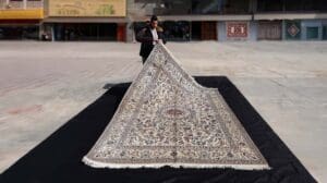 Entdecke die Eleganz des persischen Nain-Teppichs: Ein Meisterwerk handgeknüpfter Kunstfertigkeit
