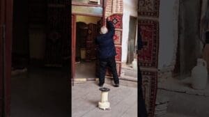 Entdecke die Teppich-weberei im lebhaften Basar von Tabriz.
