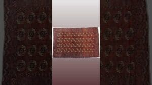 Fein gewebter antiker #Turkmenischer Teppich. Vier Reihen wunderschön gestalteter Guls auf tiefrotem Grund.