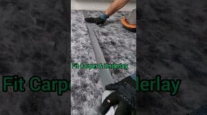 Fitte Teppich- und Unterlageneinbau.