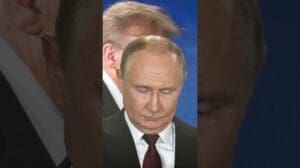 Geht ungerade... seltsame Szene von Trump auf dem roten Teppich vor dem Treffen mit Putin