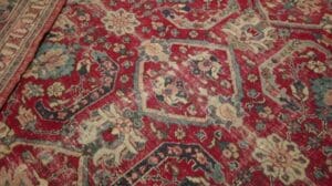 Gestresster antiker Heriz-Perserteppich, rot mit verspielten Blumen - Teppich & Kilim - 35038