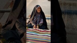 Großmutter webt einen Teppich auf der Teheraner Tourismusausstellung #iran #tehran