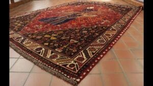 Handgefertigter persischer Qashqai-Nomadenteppich mit tanzender Dame - TR309003